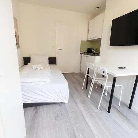 Cozy With Balcony In The Be37