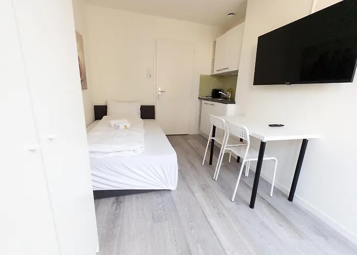 Cozy With Balcony In The Be37